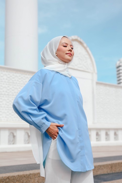 SHELLY BLOUSE 2.0 IN SKY BLUE